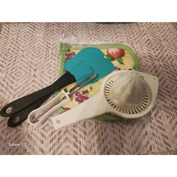 SL Kitchen accessories, salad bowl, spatulas, pot holders, peeler... - Picture 3 of 12
